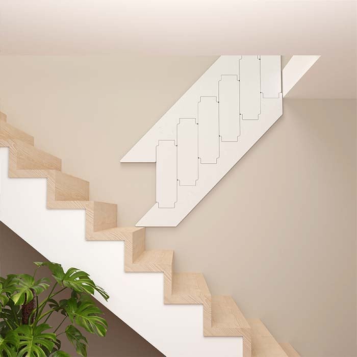 Treppe auf Treppe in weiß um zu einer weiteren Ebene zu gelangen