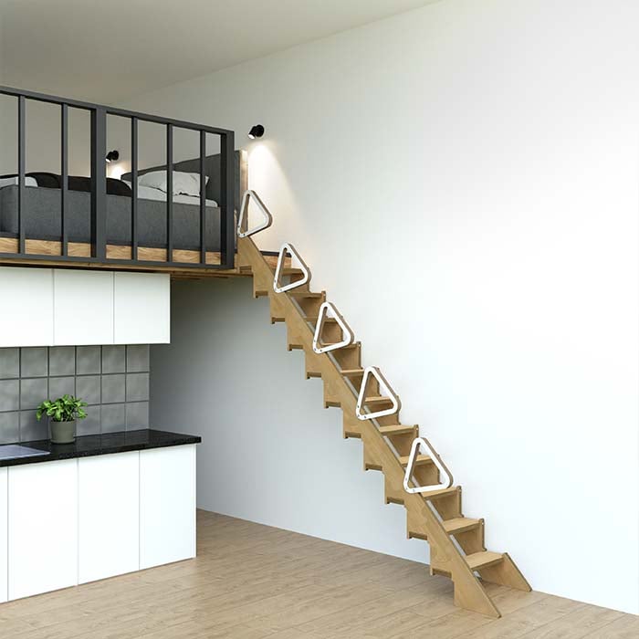 Klapptreppe die zu einem Hochbett führt