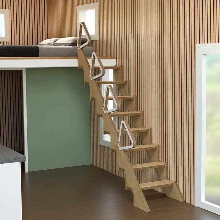 Holztreppe mit weißen Handläufen in einem Tiny House